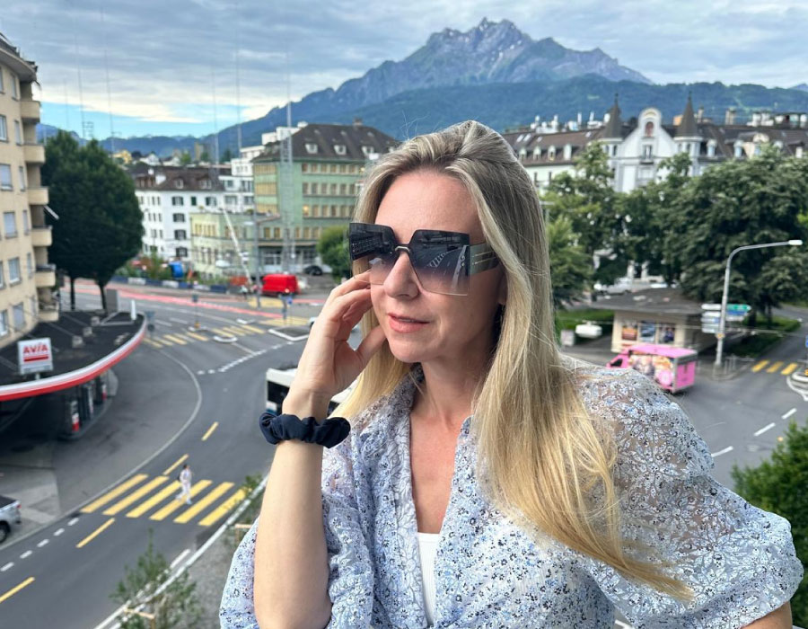 Heidi - Traveling Blondie